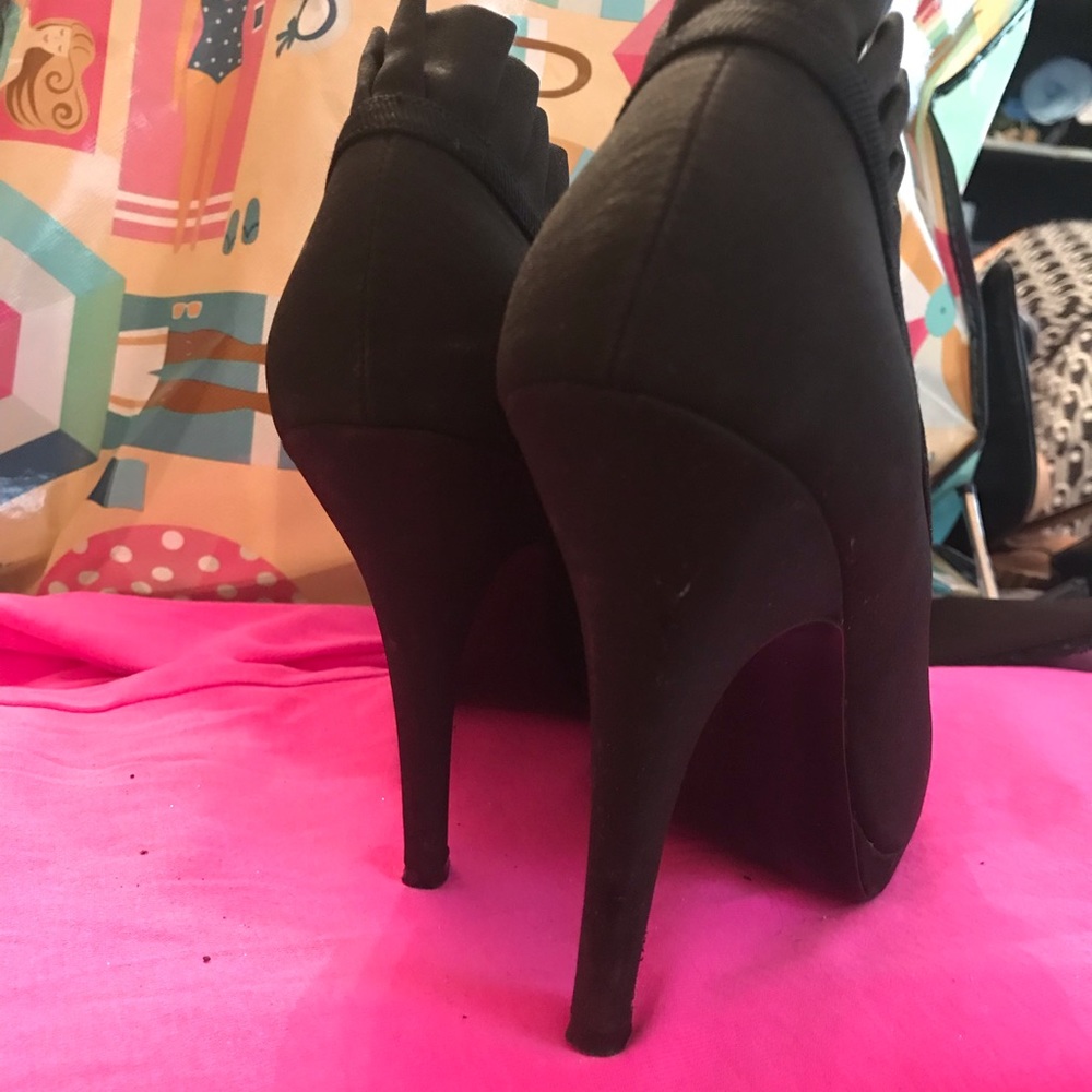 Nina Ruffled Booties - Picture 3 of 5